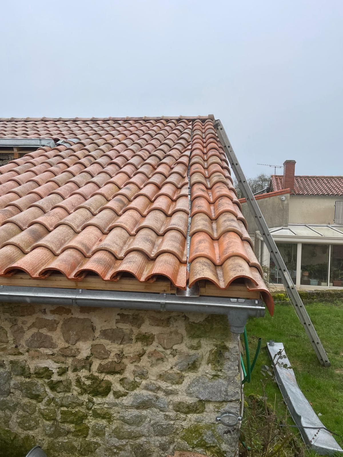 Réfection d'un toit en tuiles, gouttière en zinc neuve