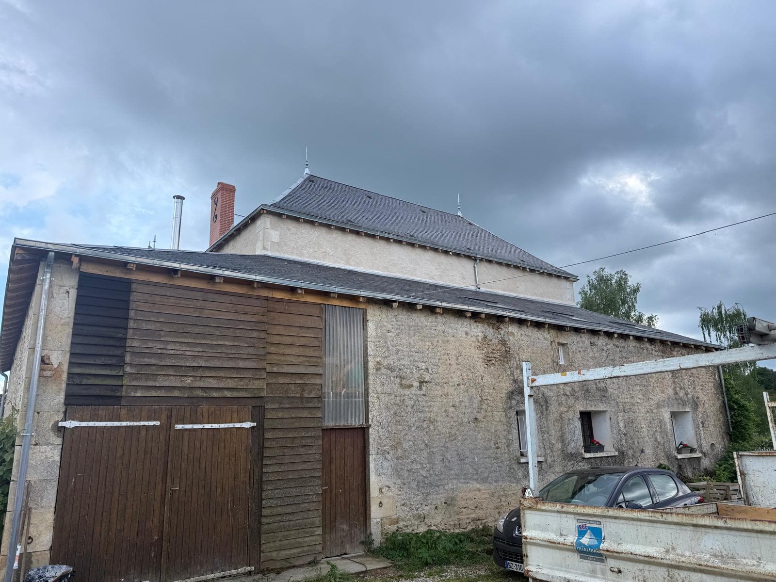 Vue d'ensemble du chantier : toitures en ardoise refaites