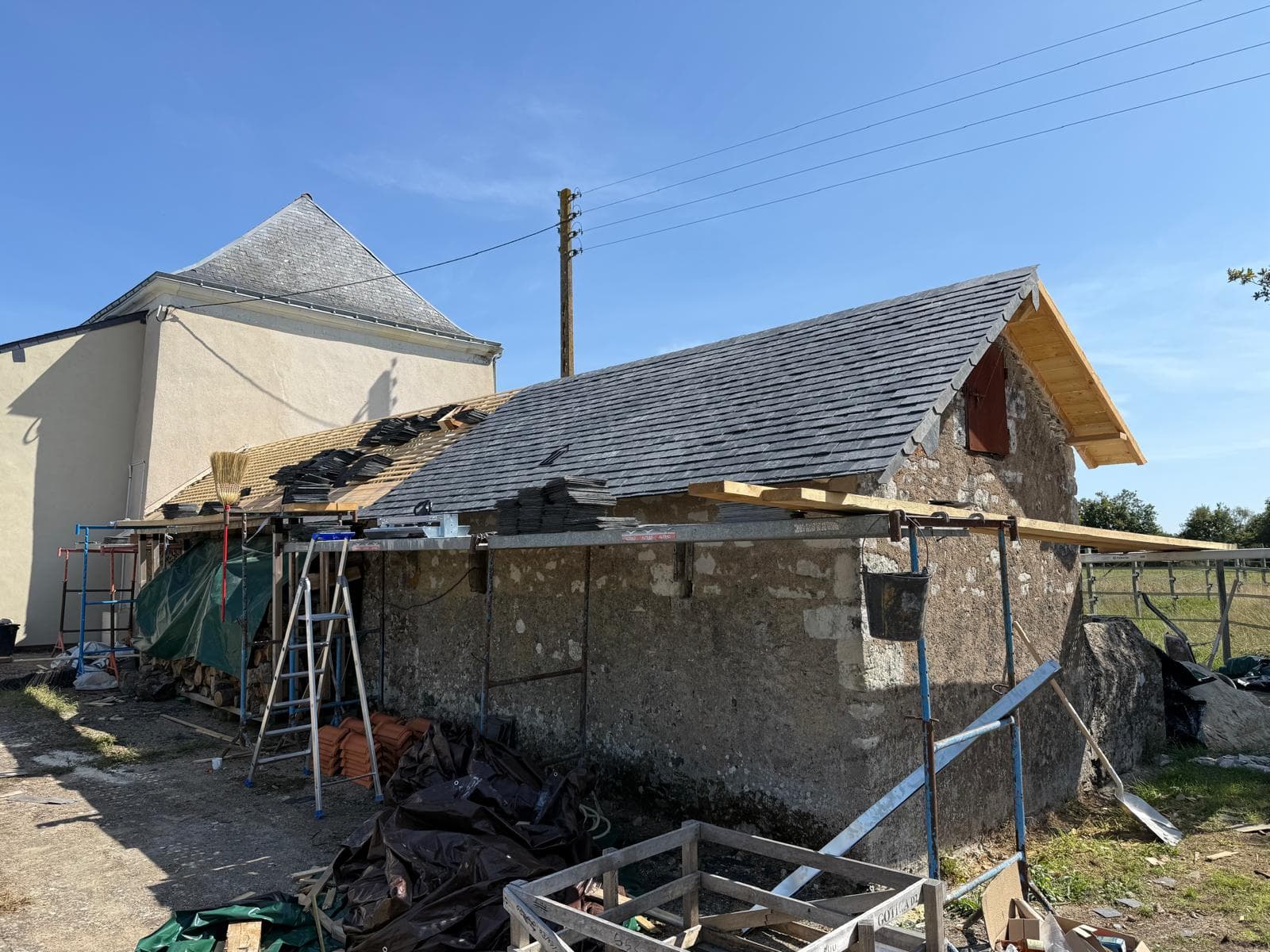 Pignon en ardoise terminé, débord de toit en bois neuf