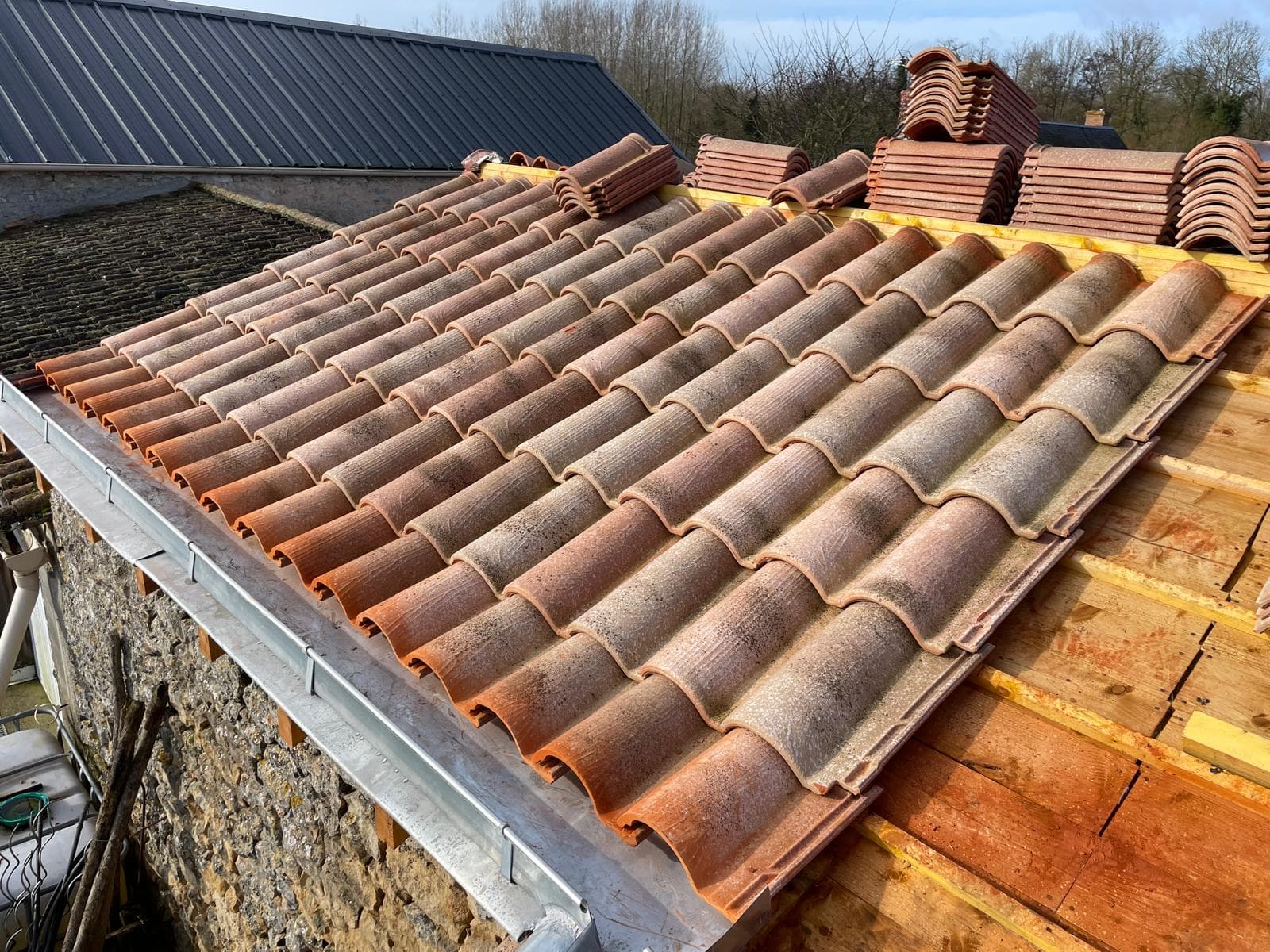 Tuiles posées sur volige neuve, gouttière en zinc