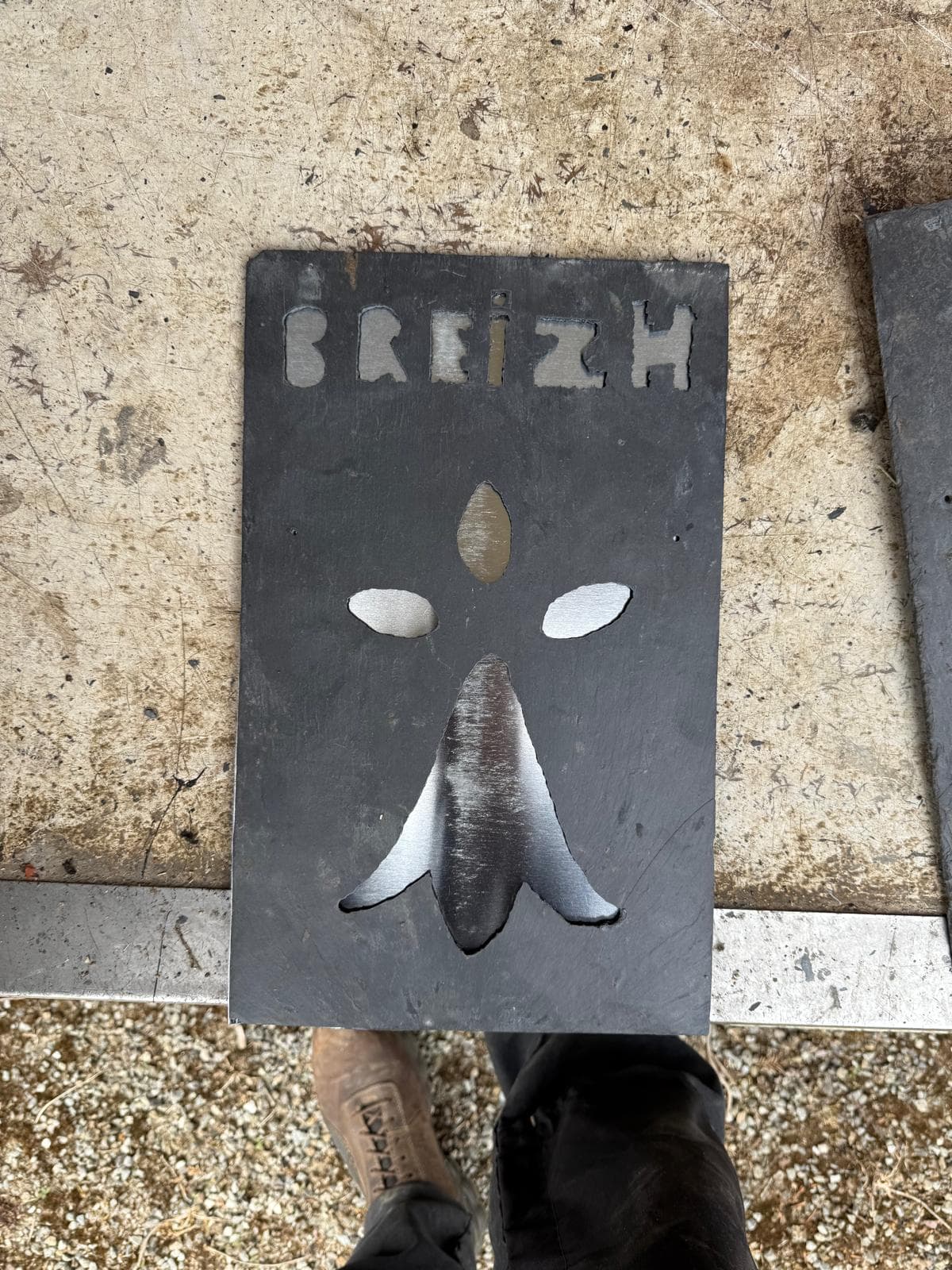 Ardoise découpée à la main : hermine et lettrage sur fond de zinc