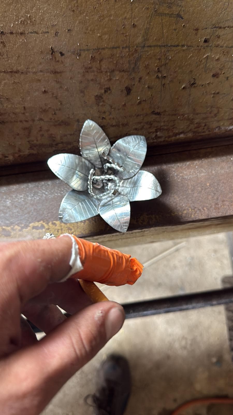 Fleur en zinc façonnée à l'atelier