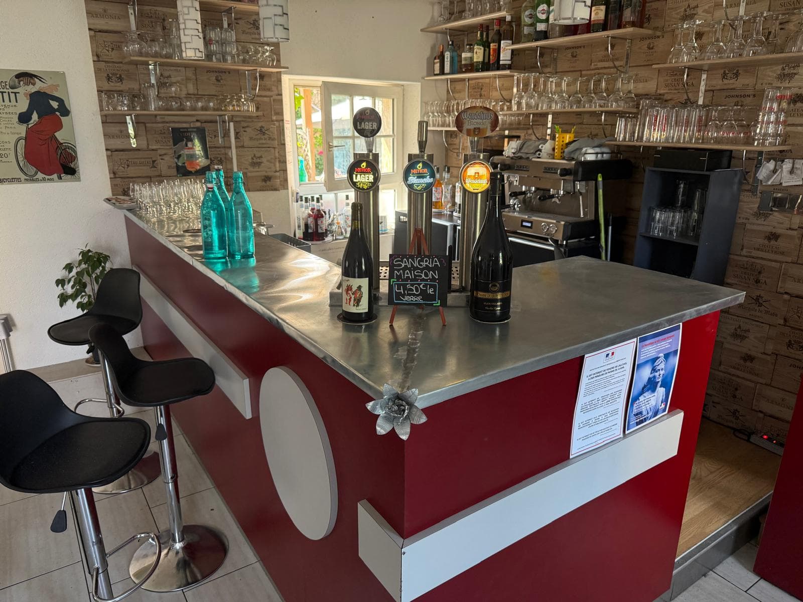 Le comptoir en zinc en place, dans un café