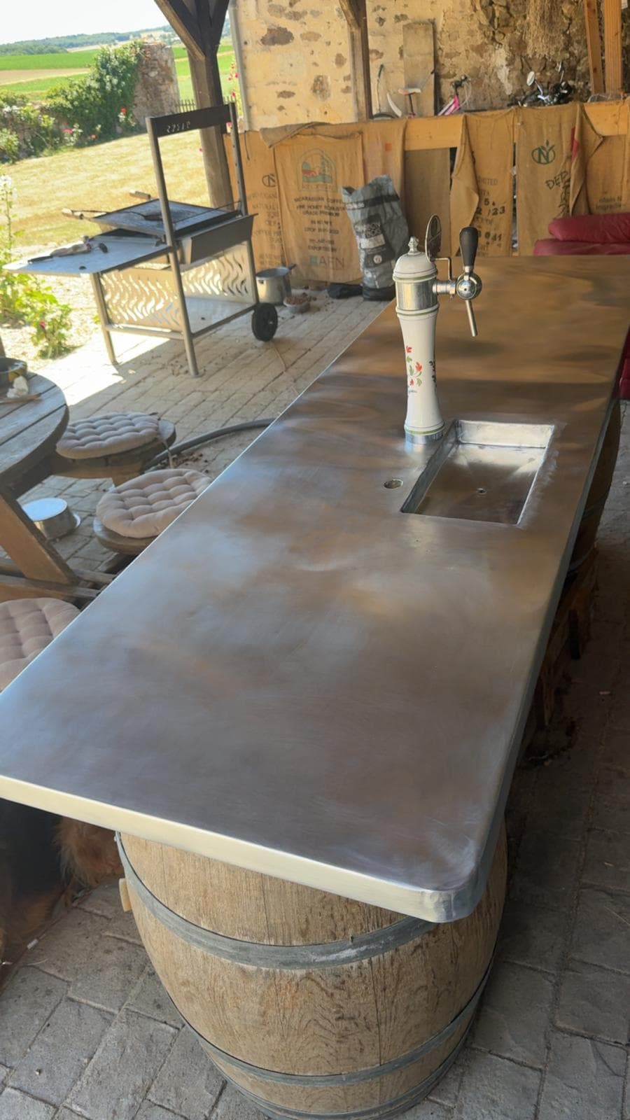 Bar d'extérieur : plateau en zinc, tireuse et cuvette intégrées