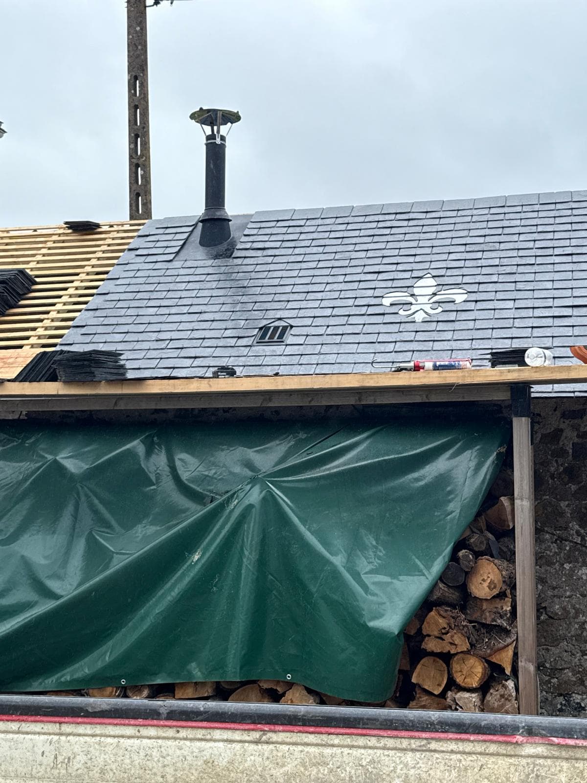 La fleur de lys en place sur le toit terminé