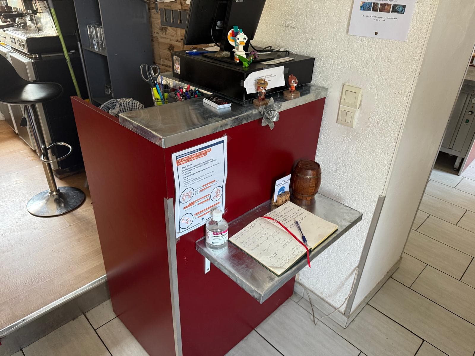 Meuble de caisse habillé en zinc, assorti au comptoir