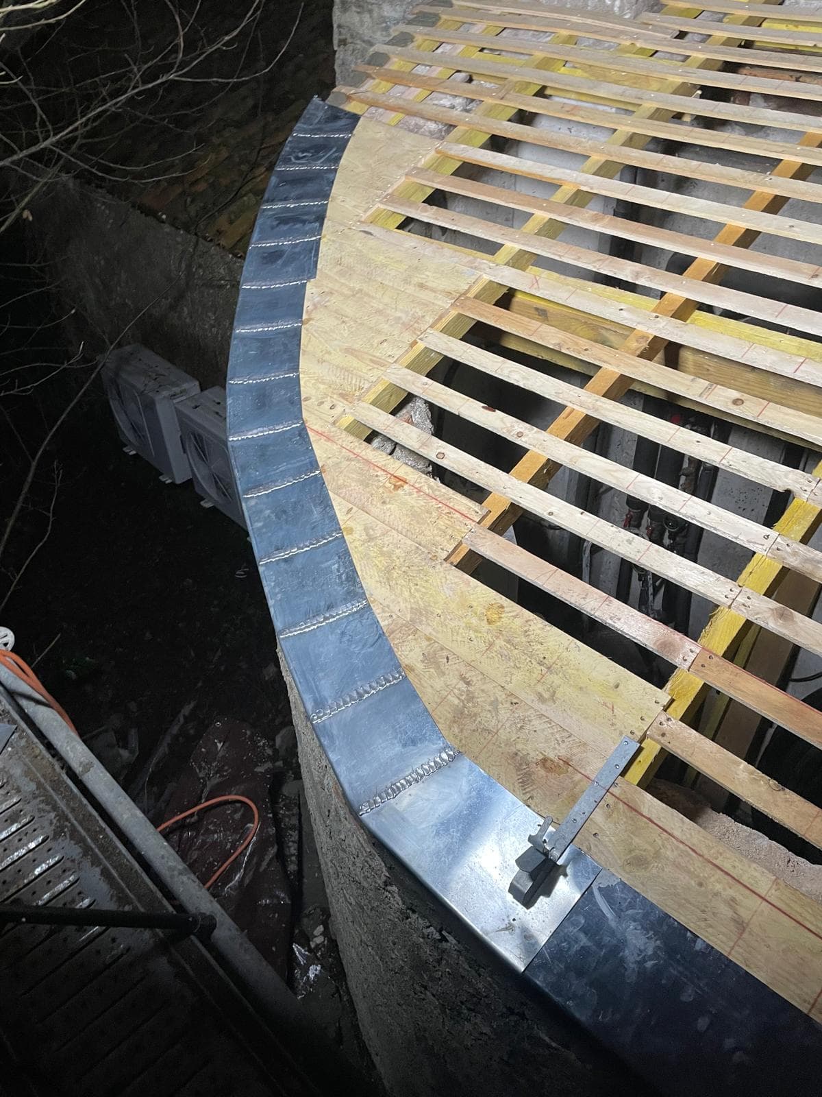 Rive cintrée en zinc sur une avancée arrondie