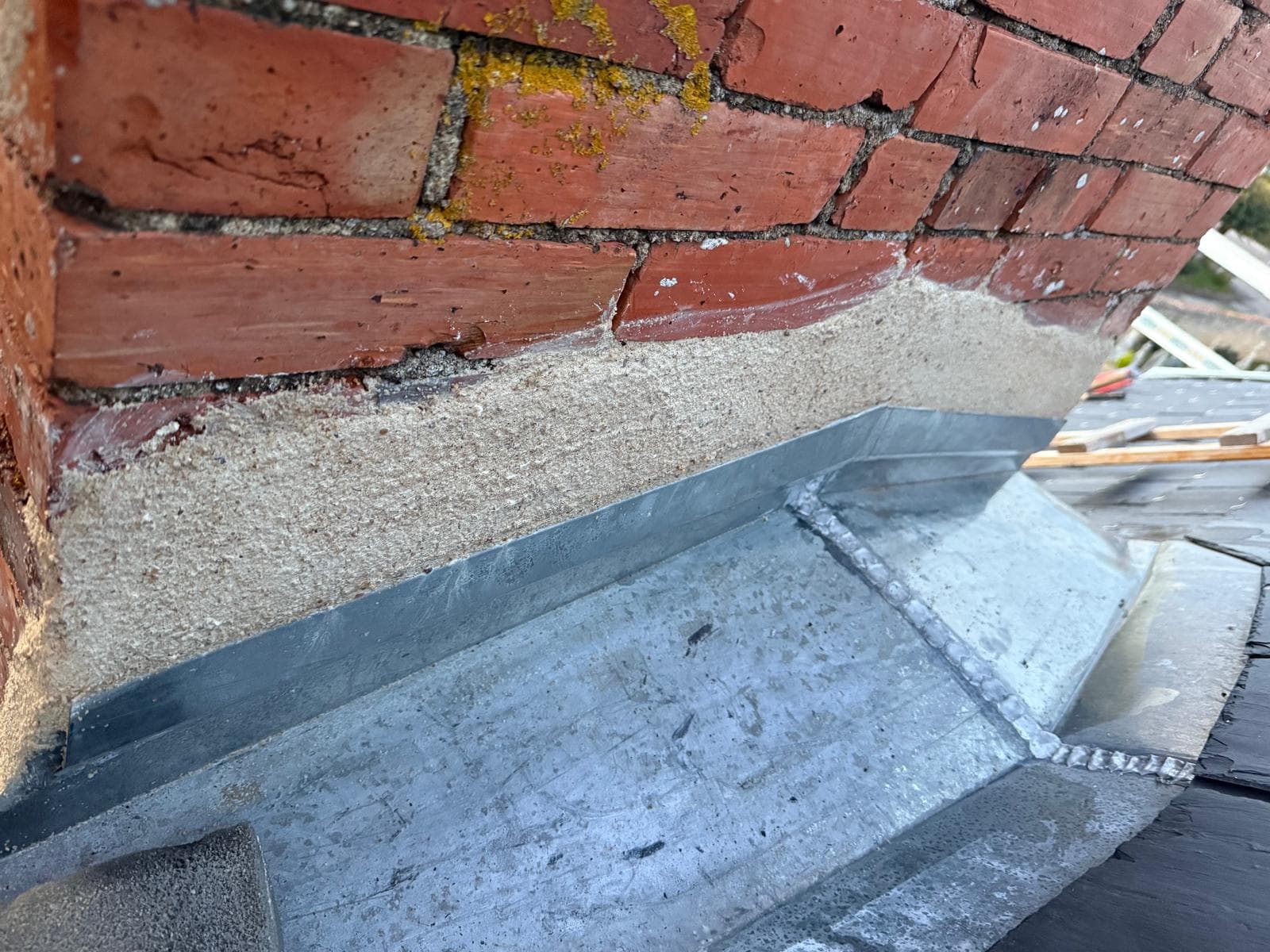 Solin et abergement de cheminée en zinc