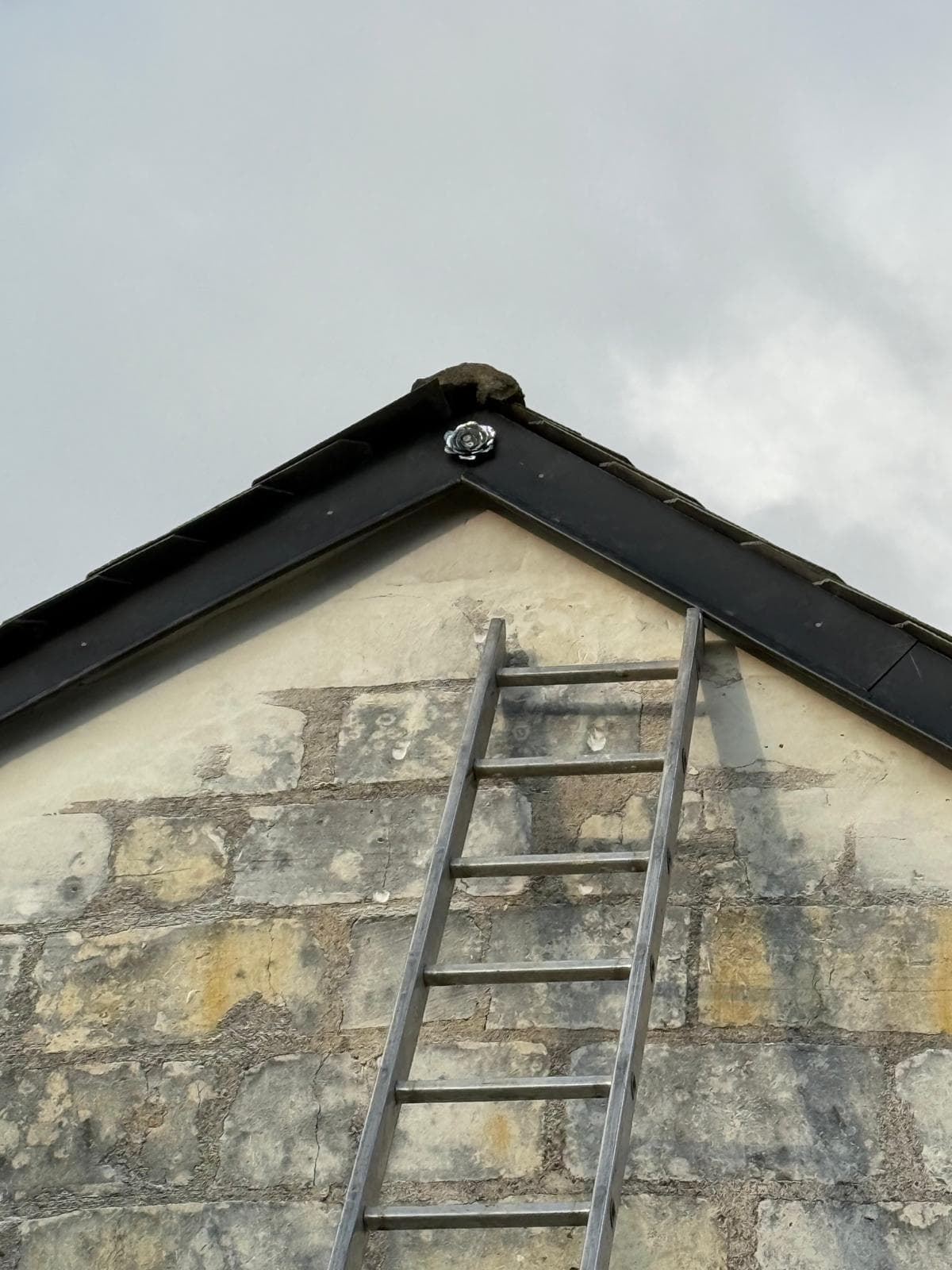 Bandes de rive posées, ornement en zinc au faîte du pignon