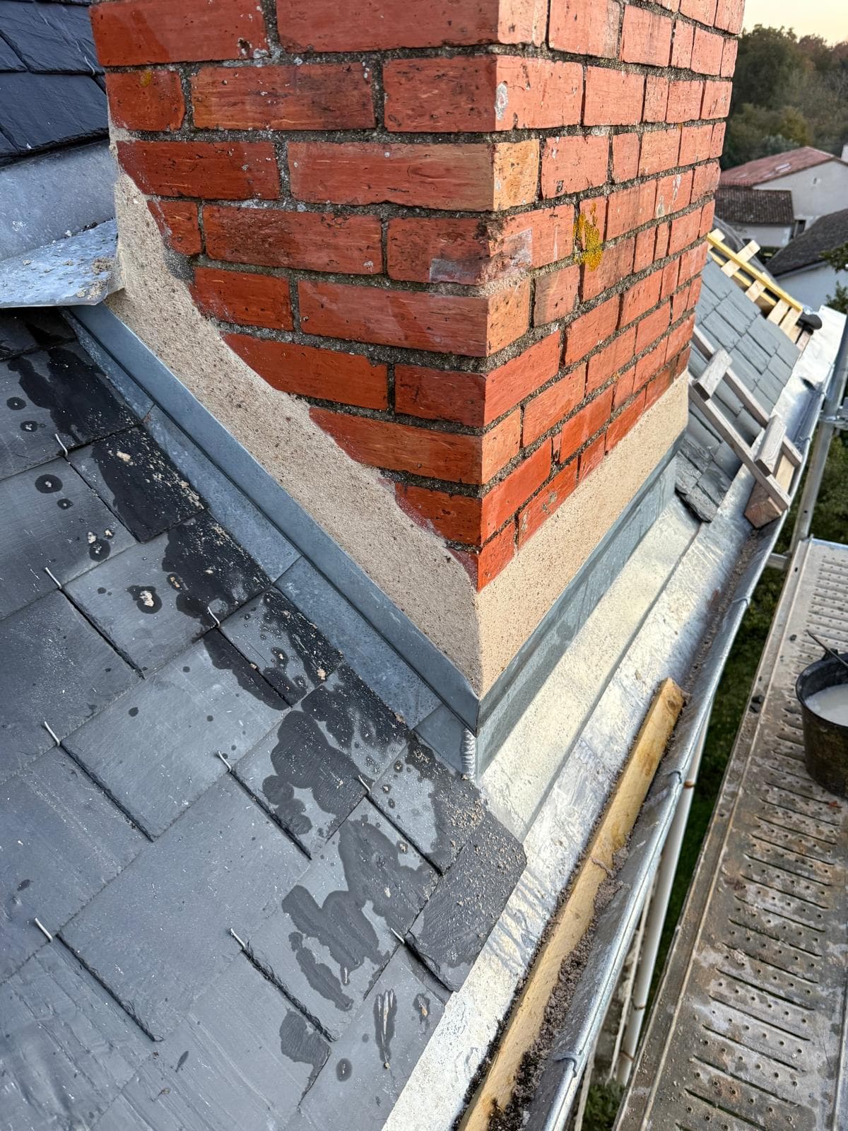 Abergement de cheminée en zinc, raccords soudés
